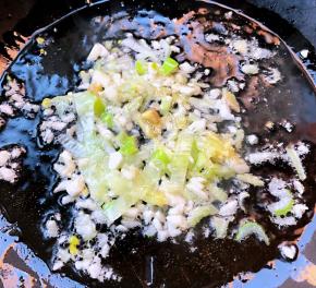 锅中倒入底油加热放入葱姜蒜爆香