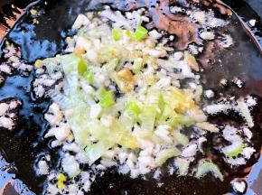 锅中倒入底油加热放入葱姜蒜爆香