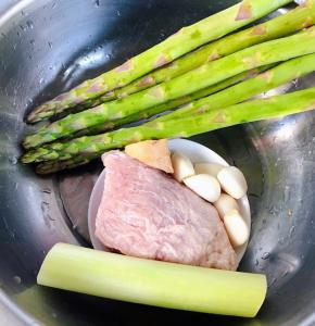 准备原材料芦笋、鲜猪肉、葱、姜、蒜