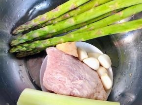准备原材料芦笋、鲜猪肉、葱、姜、蒜