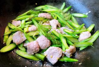 放入盐和味精炒匀