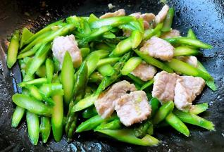 芦笋和肉肉完全均匀入味即可出锅享用