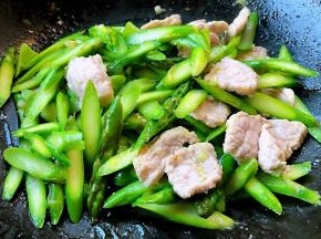 芦笋和肉肉完全均匀入味即可出锅享用