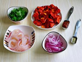 香菜洗干净切段，洋葱去皮切丝。