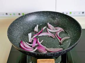 起油锅，加入切好的洋葱煸炒。