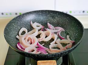 再加入焯水的鱿鱼，小火翻炒。