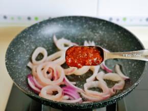 加入1勺豆瓣酱。