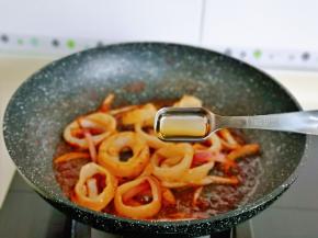 再加入料酒翻炒。