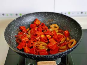 鱿鱼炒至8分熟时加入香脆椒，快速翻炒。