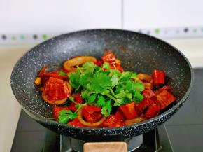 最后加入香菜，关火借助余温将香菜烫熟即可。