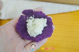 紫薯30g 包入5-10g马苏里拉芝士，芝士越多越好吃，但是需要你能包住