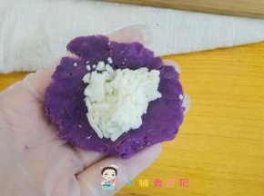 紫薯30g 包入5-10g马苏里拉芝士，芝士越多越好吃，但是需要你能包住