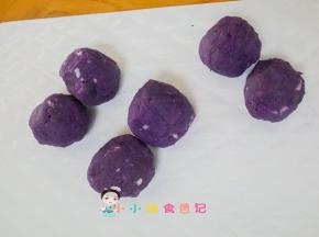 全部包好备用 ，如果有点漏也没关系因为还要包饺子皮