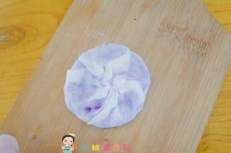 然后把饼压一压扁