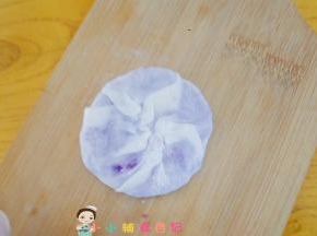 然后把饼压一压扁