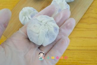 把饺子皮包住紫薯，如果包不住也可以先把皮擀一擀再包