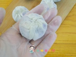 把饺子皮包住紫薯，如果包不住也可以先把皮擀一擀再包