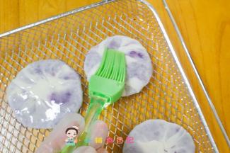 烤箱175度预热，把饼皮两面都刷上植物油