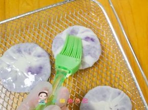 烤箱175度预热，把饼皮两面都刷上植物油