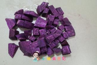 紫薯去皮切丁备用