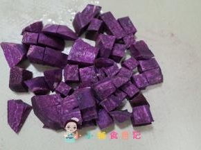 紫薯去皮切丁备用
