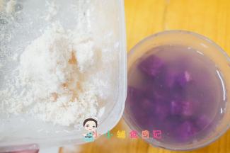 碗里加入紫薯肉末