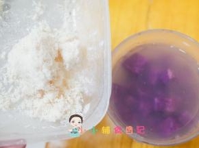 碗里加入紫薯肉末