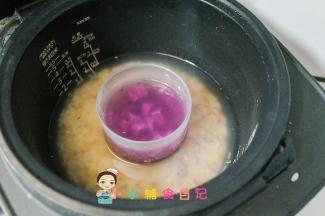 将蒸煮碗放在电饭锅跟大人的米饭一起煮，没有这个碗也可以用家里的不锈钢杯子替代