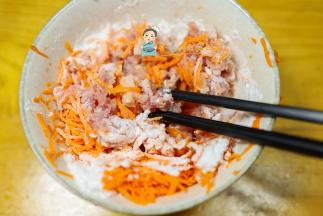 加入玉米淀粉10g 鸡蛋液10g