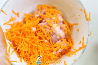 肉末+胡萝卜擦丝放入碗里