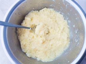 土豆去皮切片上锅蒸熟，趁热压成泥，加适量盐和胡椒粉拌匀。