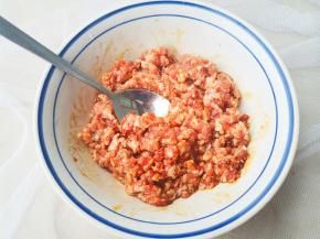 拌匀腌制5分钟。