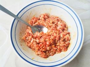 拌匀腌制5分钟。