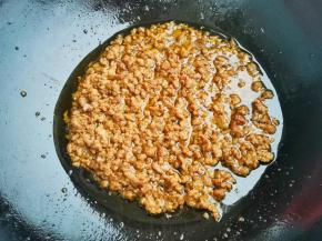 锅中油加热，倒入肉末炒至变色。