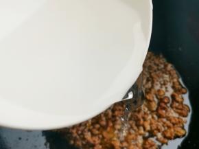 再倒入半碗清水煮开，