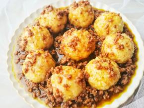 炒至酱汁浓稠淋在土豆球上，