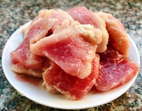 芦笋切成薄片在开水中焯水断生不宜时间过长