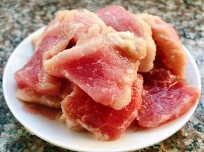 芦笋切成薄片在开水中焯水断生不宜时间过长