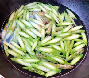 芦笋切成薄片在开水中焯水断生不宜时间过长