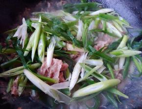 放入葱片大火快速翻炒