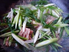 放入葱片大火快速翻炒