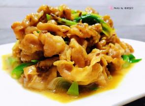 鲜美可口的葱爆羊肉片装入盘中