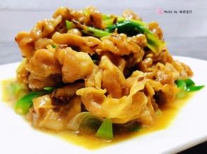 鲜美可口的葱爆羊肉片装入盘中