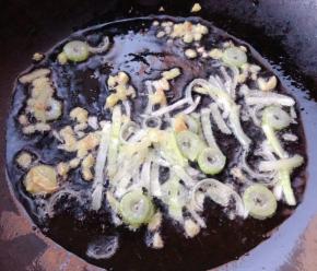 锅中倒入底油加热发热葱、姜粒爆香