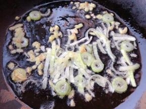 锅中倒入底油加热发热葱、姜粒爆香