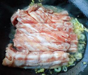 放入羊肉片大火翻炒