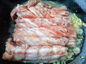 放入羊肉片大火翻炒