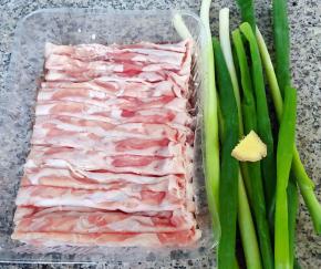 准备原材料羊肉片、葱、姜
