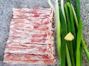 准备原材料羊肉片、葱、姜