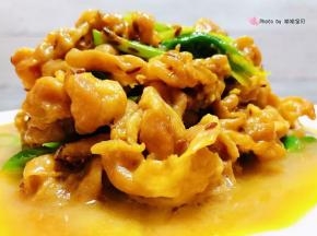 切记做葱爆羊肉片要大火快速翻炒不能时间过长影响口感